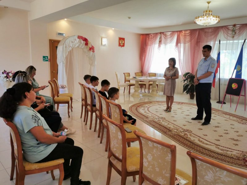 Володарские полицейские и общественники МВД России оказали поддержку подшефным семьям в подготовке к школе