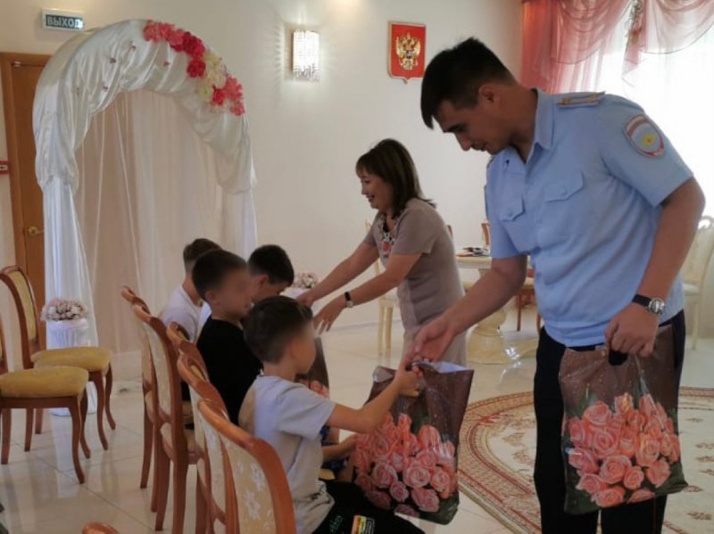 Володарские полицейские и общественники МВД России оказали поддержку подшефным семьям в подготовке к школе
